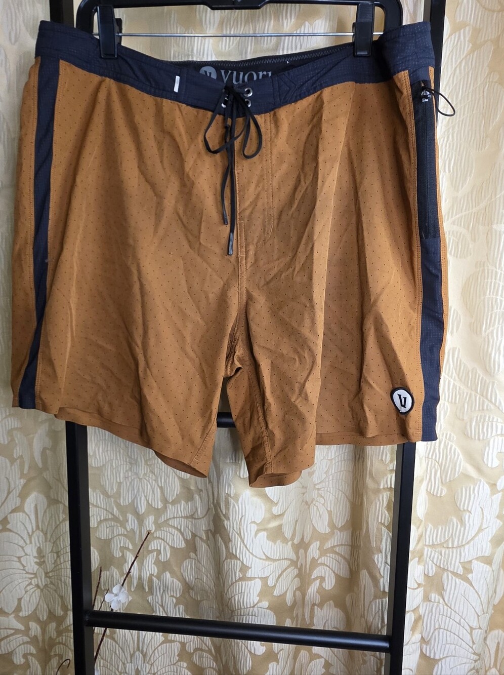Vuori Men Active Shorts Sz 34 Drawsting Brown/ Black Logo